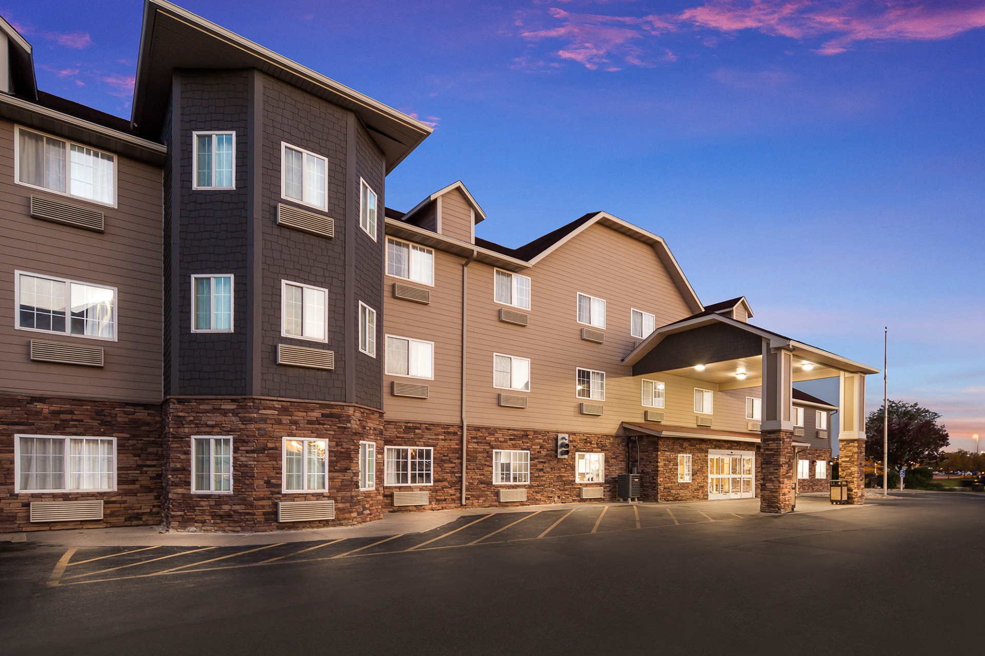 Red Roof Inn & Suites - Stay in Council Bluffs, IA